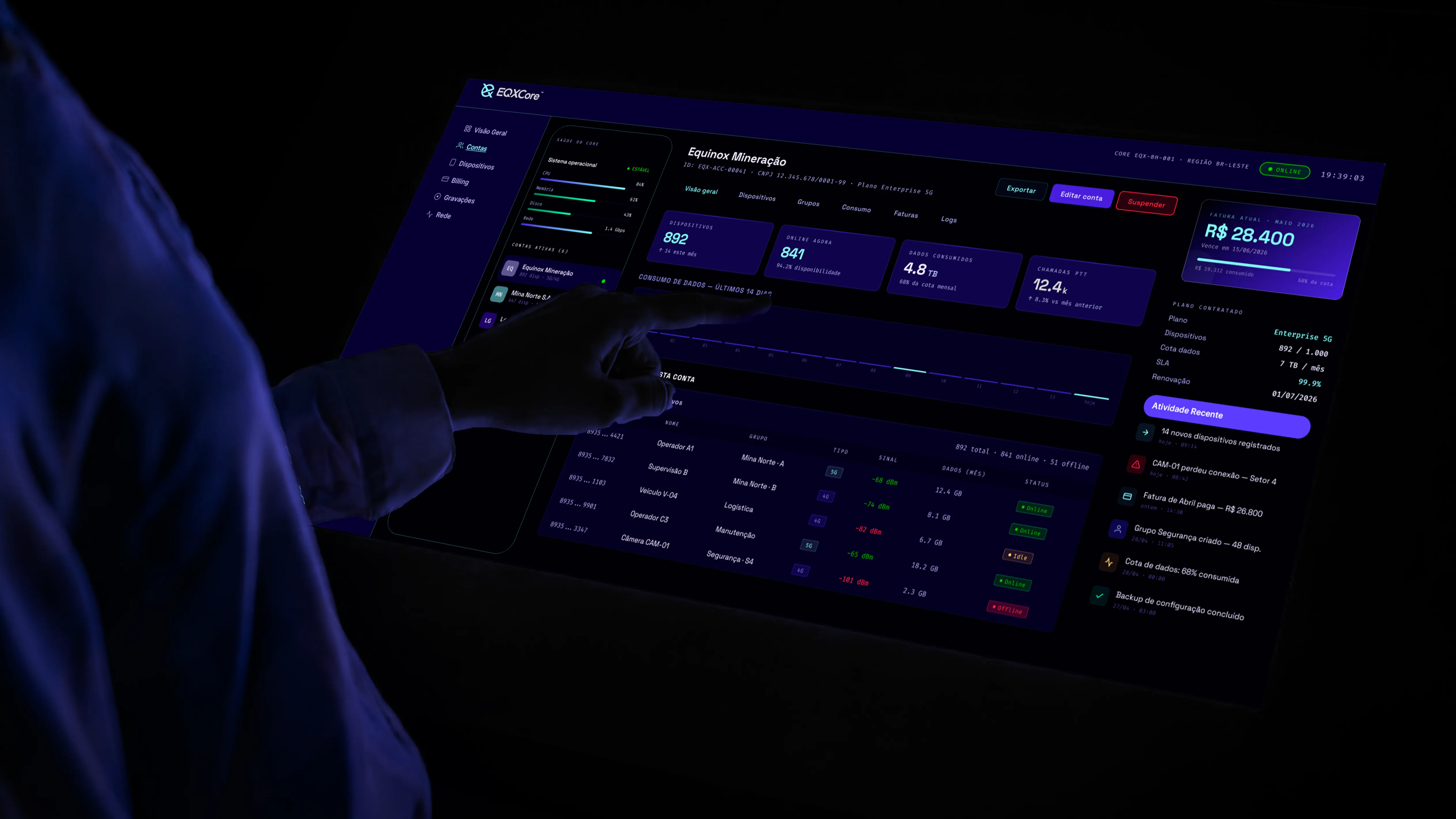 Operador consultando o painel do EQXCore em uma tela touch